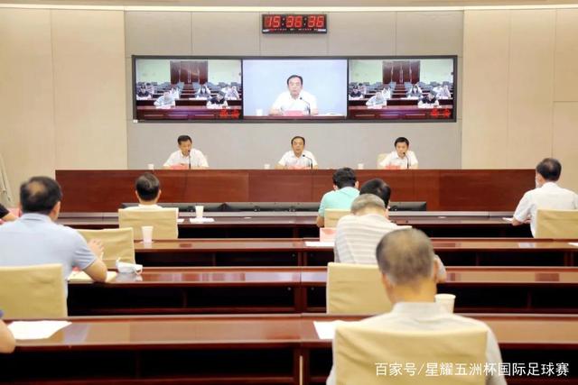 11岁姩菡罕见现身外出看片，消瘦神态越来越像父亲